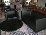 Lænestol og sofa i sort læder