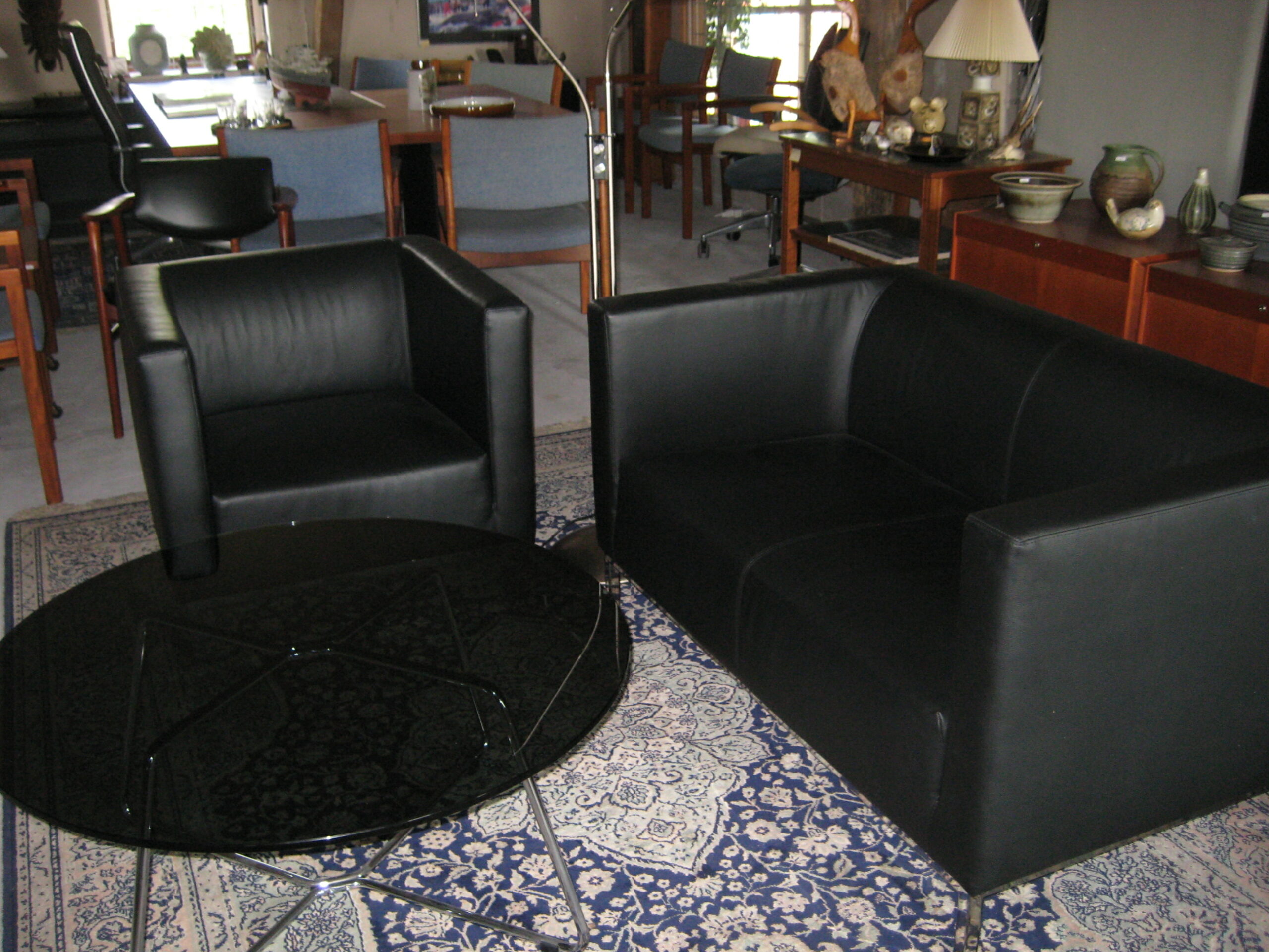 Lænestol og sofa i sort læder