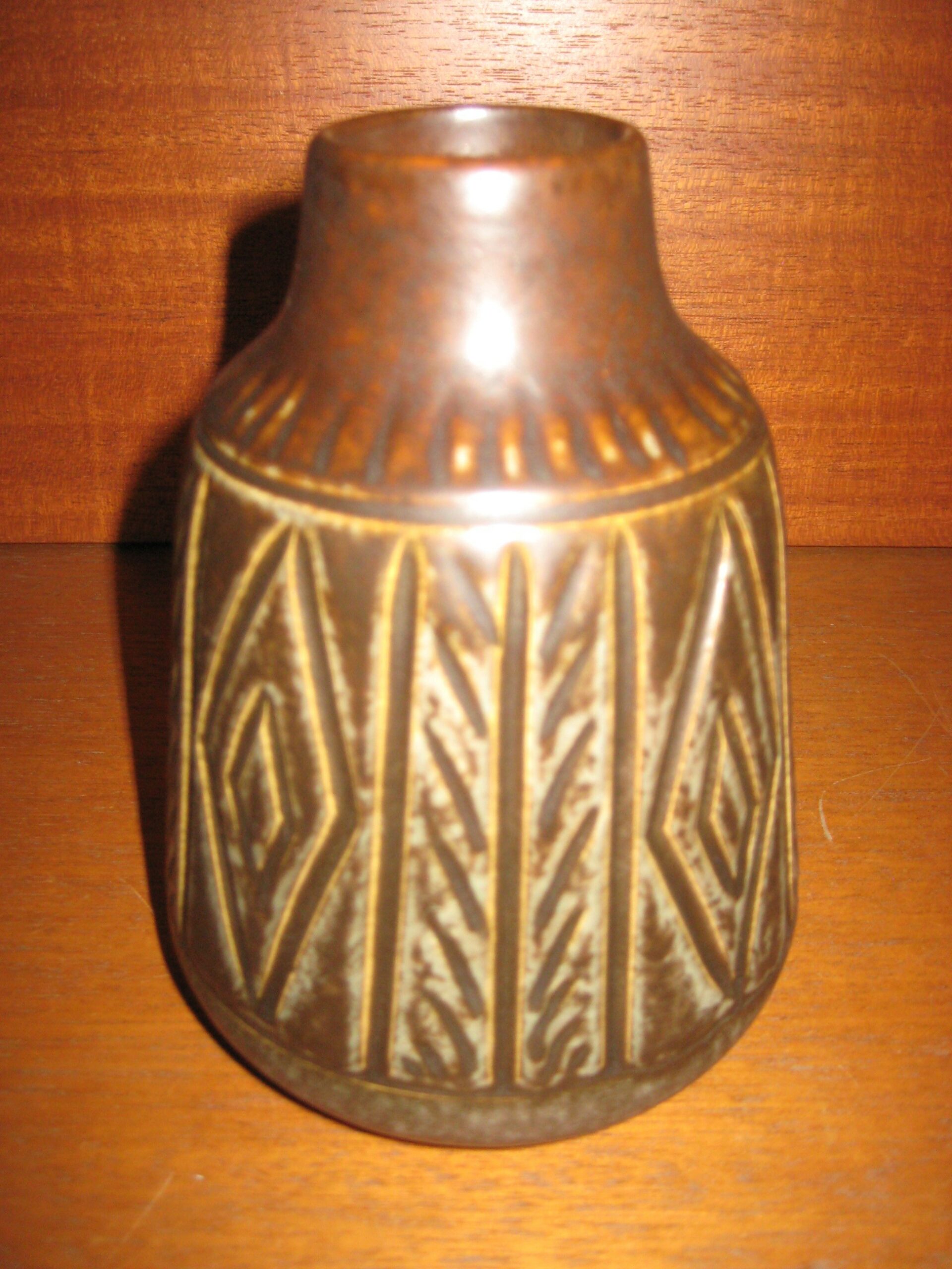 Amfibiekøretøjer bule forbruger Johgus (Bornholm) stentøjs vase med brun glasur - Nyt-Brugt-Smukt