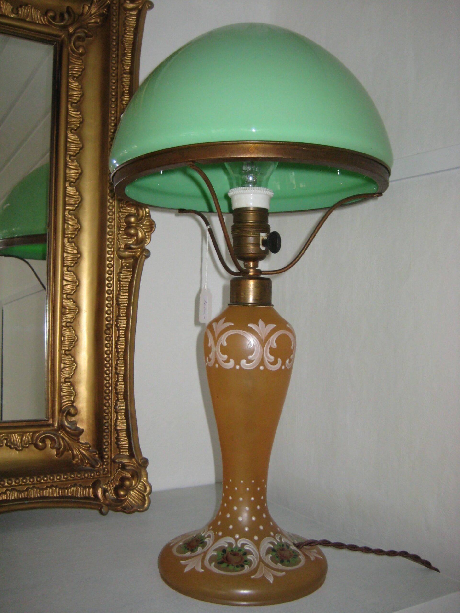 Bevæger sig ikke Bedst Pol Gammel bordlampe i glas med messingfatning og grøn glasskærm -  Nyt-Brugt-Smukt