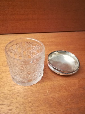 Cremekrukke i krystal med sølvlåg
