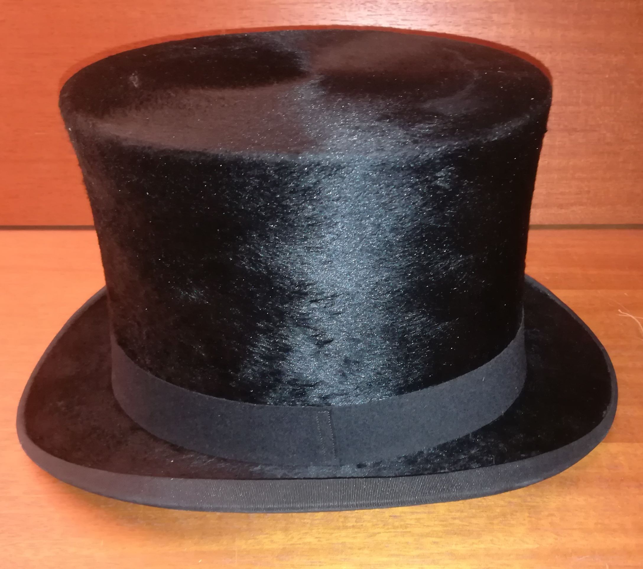fire gange Sommetider Ejeren Engelsk høj hat betrukket med muldvarpeskind, i transportæske. - Nyt-Brugt -Smukt