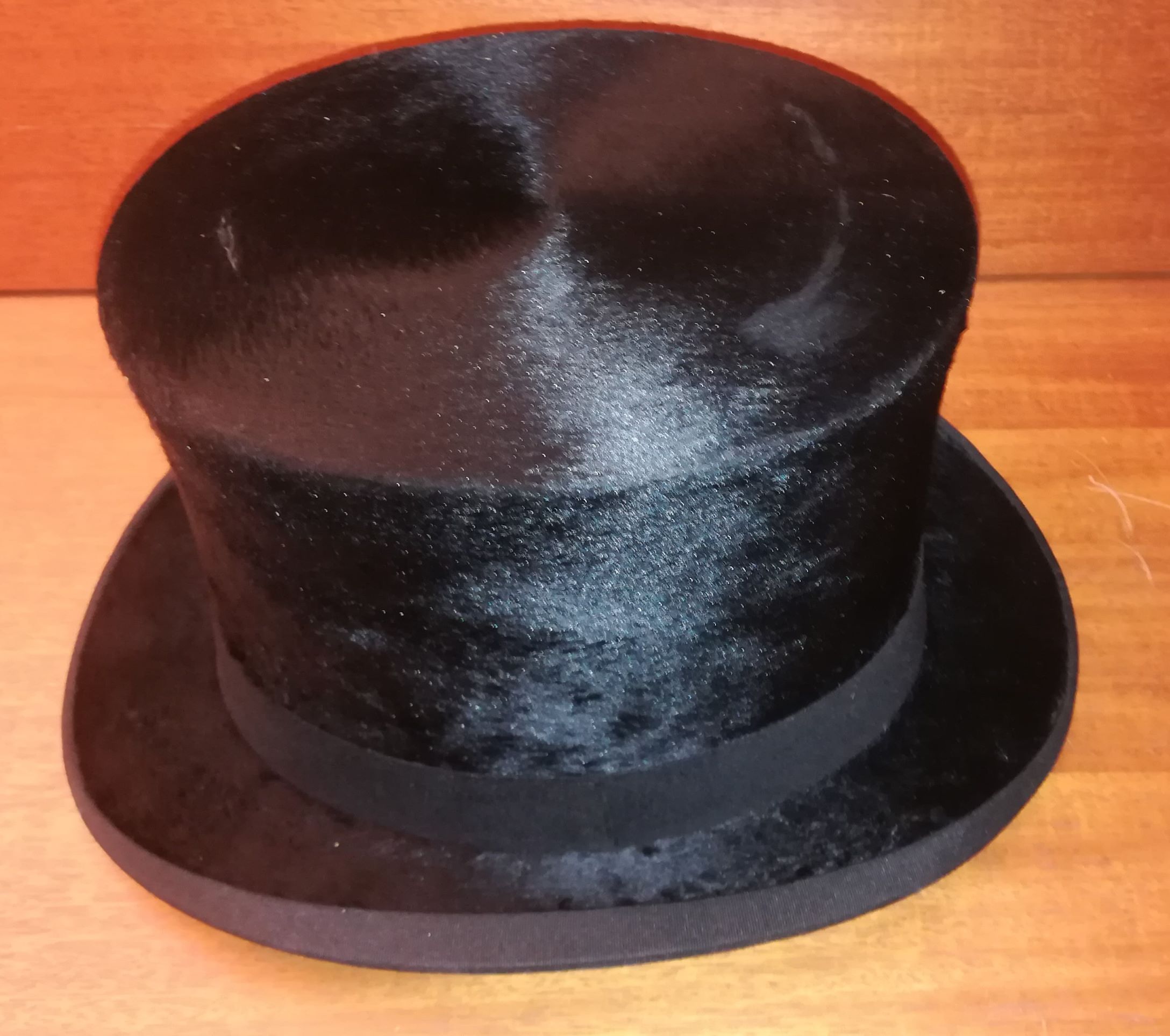 fire gange Sommetider Ejeren Engelsk høj hat betrukket med muldvarpeskind, i transportæske. - Nyt-Brugt -Smukt