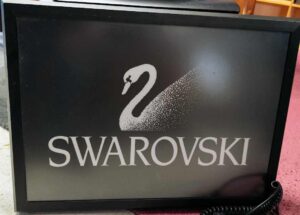 Swarovski reklameskilt med lys